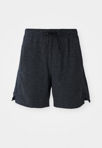 Calções pretos feitos de um material leve, com um cós elástico e cordão, rachas laterais e um acabamento texturizado.
