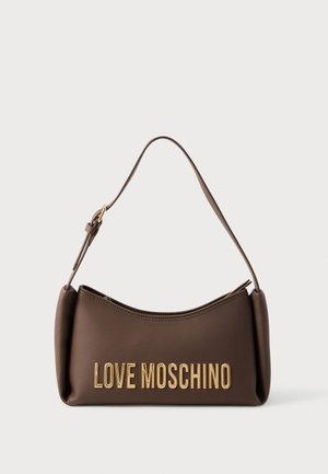 Sac à main Love Moschino marron avec lettrage doré et bandoulière ajustable sur fond neutre.