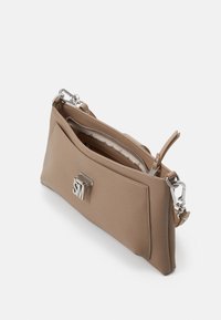 Pochette en cuir beige avec poche avant, fermoir argenté, fermeture éclair et accroche-bandoulière détachable sur fond blanc.