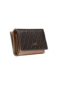 Brązowy skórzany portfel z wzorzystą przednią klapką i beżowym korpusem. Posiada przeszywane krawędzie oraz małe logo z przodu.