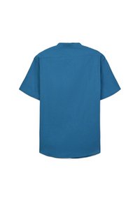 Kurzarmhemd aus einfarbigem blauen Stoff. Verfügt über einen Kragen mit Knopfverschluss, geradem Saum und einer glatten, ungemusterten Textur.