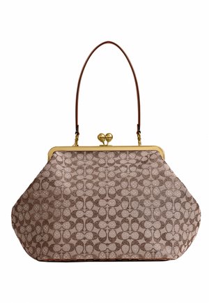 Sac à main en tissu marron à motifs, avec un fermoir doré et une poignée unique en cuir fin.