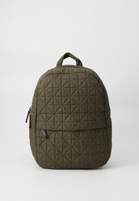 Sac à dos matelassé vert olive avec une forme arrondie, doté d'une poignée supérieure et d'une poche zippée sur le côté. Texture à motif de losanges remarquable.