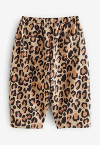 Shorts à imprimé léopard en coton, dotés d'une taille élastique et de deux poches arrière. Des nuances de beige, de marron et de noir dominent le motif.