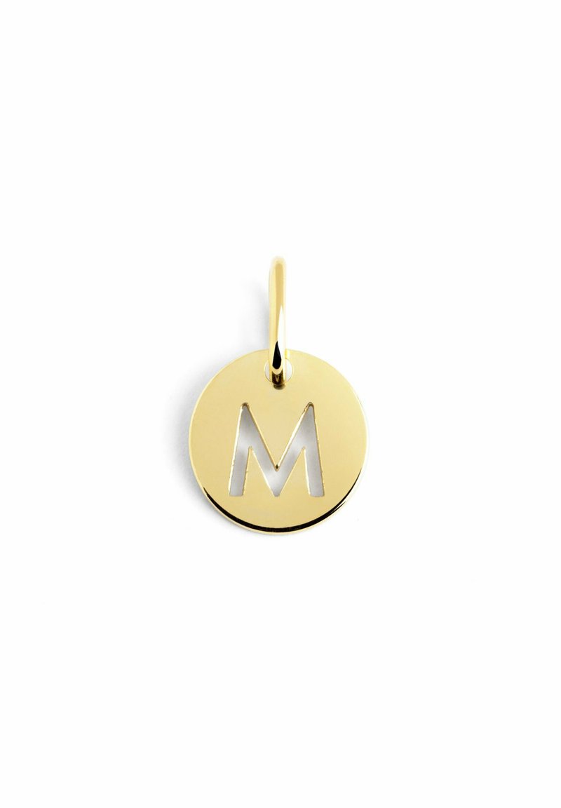 Pendente circolare in oro con una lettera "M" ritagliata al centro, dalla superficie liscia, con un piccolo anello di sospensione nella parte superiore.