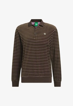 Camisa polo de manga larga marrón con rayas verticales rosas, cuello doblado, tres botones y un logo verde en el pecho. Textura suave.