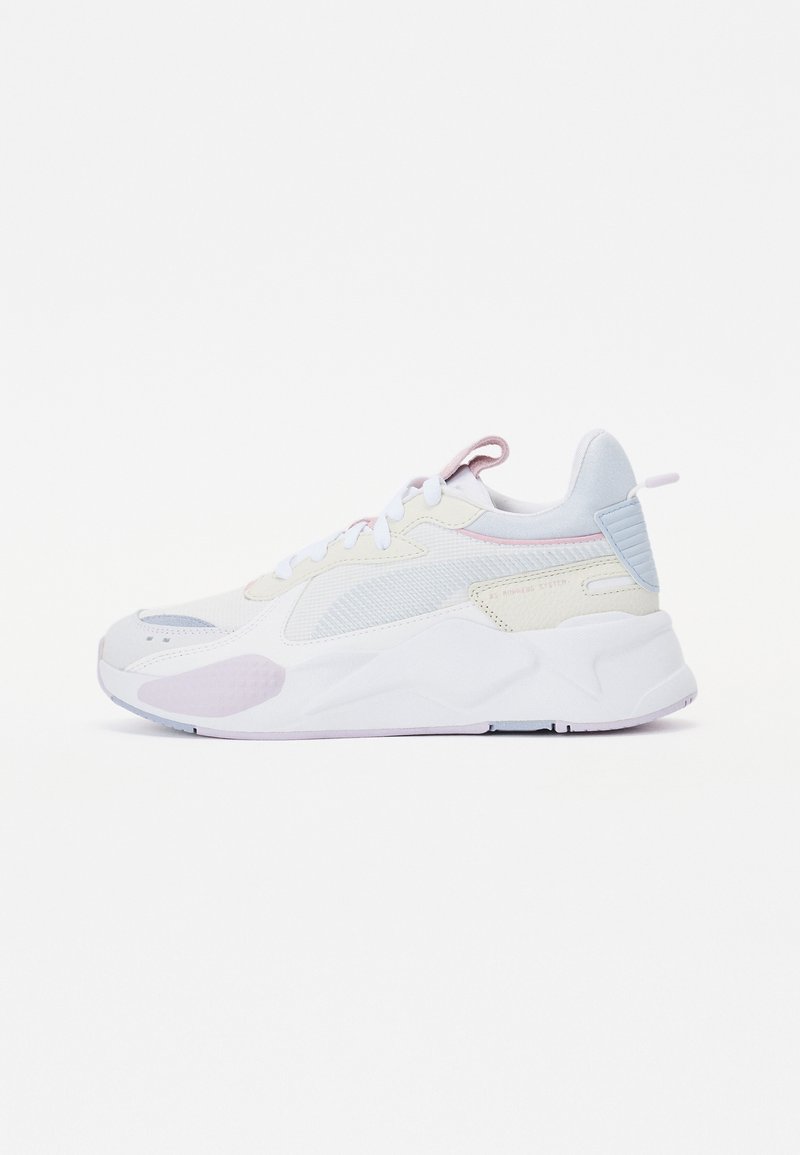 Witte sportieve schoen met lichtblauwe en lavendelkleurige accenten, voorzien van meshpanelen, een gestructureerd ontwerp en een dikke rubberen zool.