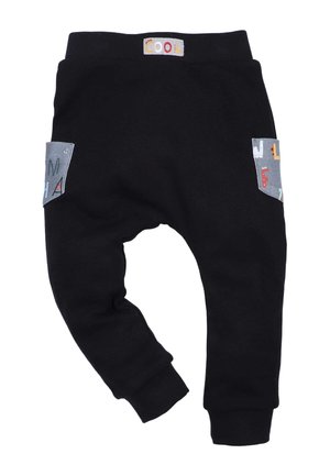 Schwarze Jogginghose mit lockerer Passform, versehen mit grauen Taschen und bunten Buchstaben. Weiches Material und elastischer Bund mit einem "COOL"-Label.