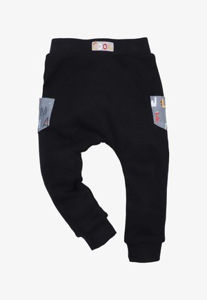 Schwarze Jogginghose mit lockerer Passform, versehen mit grauen Taschen und bunten Buchstaben. Weiches Material und elastischer Bund mit einem "COOL"-Label.