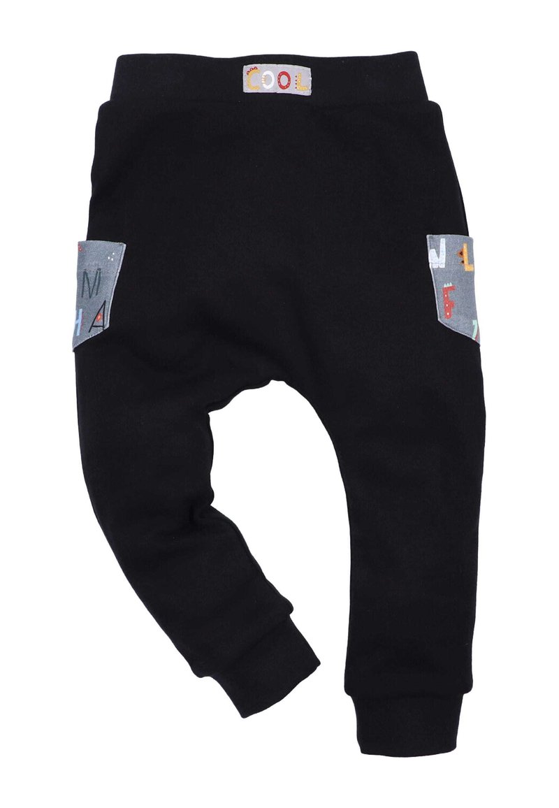 Zwarte sweatpants met een losse pasvorm, voorzien van grijze zakken met kleurrijke letters. Zacht materiaal en een elastische tailleband met het label "COOL".
