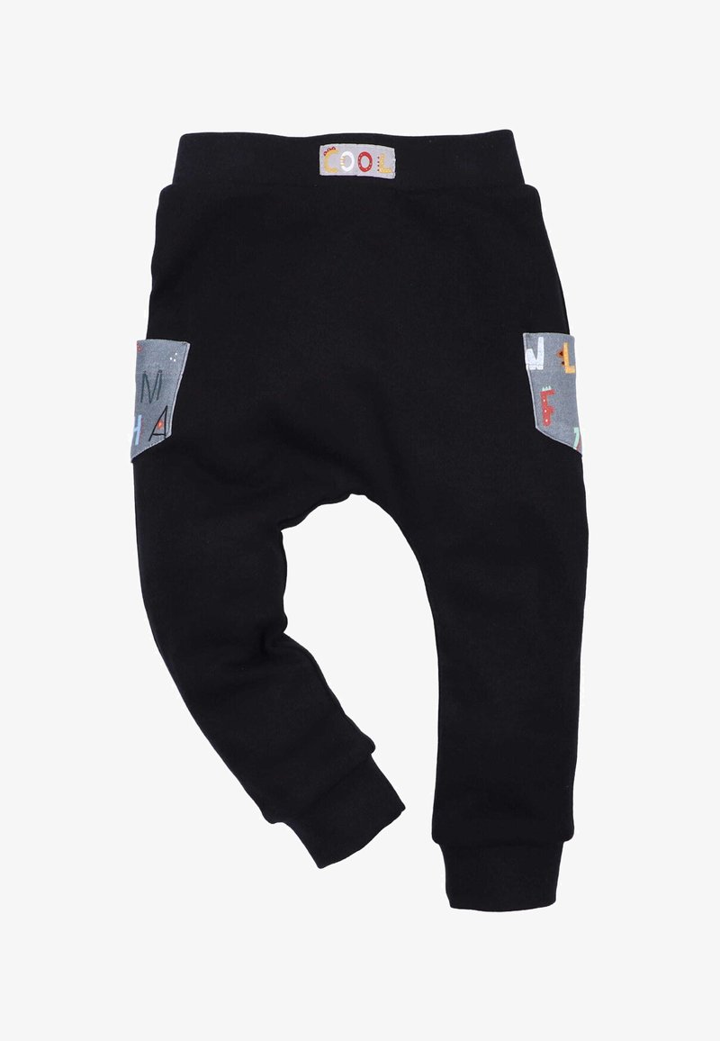 Zwarte sweatpants met een losse pasvorm, voorzien van grijze zakken met kleurrijke letters. Zacht materiaal en een elastische tailleband met het label "COOL".