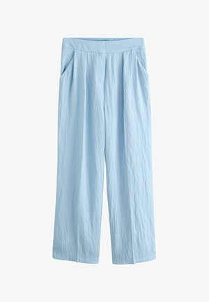 Pantaloni largi, cu talie înaltă și buzunare laterale, de culoare bleu deschis, confecționați dintr-un material texturat.