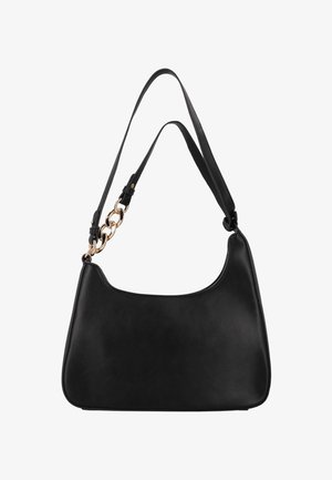 Schwarze Schultertasche aus Kunstleder mit geschwungener Form, glatter Oberfläche und einem goldenen Kettendetail am verstellbaren Riemen.