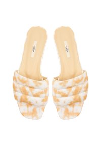 Muiltjes met een gevoerde bovenkant in een tie-dye patroon van wit en lichtoranje. Kenmerken zijn een vierkante neus en een gladde beige zool.