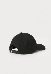 Căciulă de baseball neagră din bumbac, cu un design simplu, vizor curbat și curea ajustabilă la spate. Suprafață texturată cu orificii de ventilație.