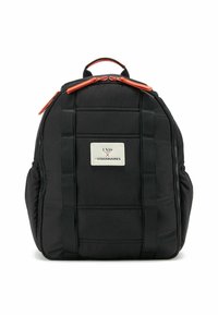 Zaino nero con design trapuntato, dettagli arancioni della cerniera e una piastrina con logo argentato. Presenta due cerniere laterali e una maniglia superiore.