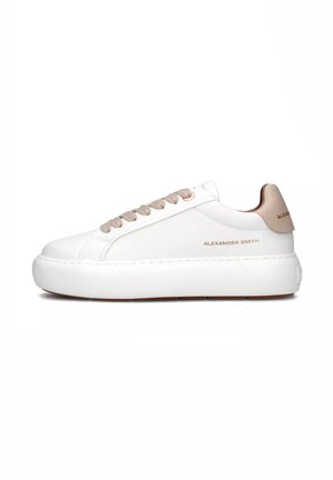 Sneaker bianco in pelle con lacci beige a contrasto e accentuazione sul retro. Caratterizzato da una suola a piattaforma arrotondata e un branding sottile in oro.