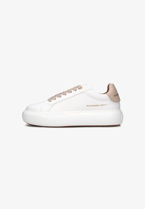 Sneaker bianco in pelle con lacci beige a contrasto e accentuazione sul retro. Caratterizzato da una suola a piattaforma arrotondata e un branding sottile in oro.