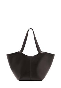 Sac tote en cuir noir avec une large ouverture, texture lisse et silhouette courbe. Dispose de deux longues poignées pour un transport à l'épaule.