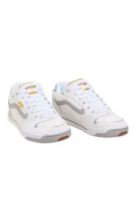 Zapatillas blancas con detalles grises y toques amarillos. Fabricadas en material sintético, con punta redondeada, superficie lisa y suela texturizada.