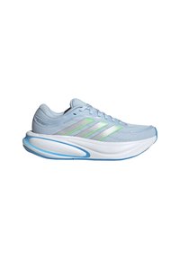 Zapatillas deportivas azul claro con parte superior de malla, detalles en plata y verde neón, media suela blanca gruesa y suela exterior de goma azul.