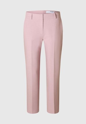 Pantalones rosas a medida con una textura suave, que presentan un diseño clásico, pliegues frontales y una cintura ajustada. Sin herrajes ni patrones visibles.