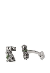 Srebrne spinki do mankietów w kształcie pudla z szczegółową fakturą futra; jedna z nich ma zieloną apaszkę. Gładkie, polerowane metalowe wykończenia.