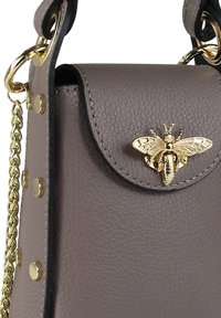 Grijze leren handtas met een getextureerde afwerking, voorzien van een gouden bijaccent op de klep en gouden metalen details, met een kettingband.