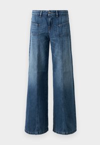 Jeans évasés en denim bleu délavé. Comprend cinq poches, une fermeture à bouton et à fermeture éclair, avec des coutures apparentes et une coupe décontractée.