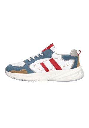 Witte sportieve sneaker met blauwe en bruine suède accenten, rode strepen aan de zijkant, witte veters en een dikke witte zool.