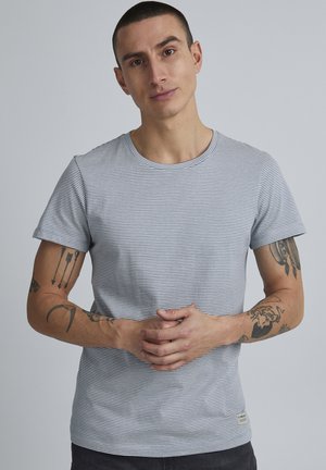 Gestreepte T-shirt met korte mouwen in lichtgrijs en marineblauw. Ronde halslijn, zachte stof, getailleerde pasvorm, heeft een klein etiket aan de zoom.