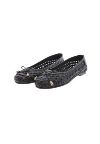 Bailarinas negras trenzadas con un diseño abierto. Acentuadas con pequeños herrajes dorados en la punta y el lazo. Superficie texturizada y forma redondeada.