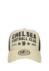 Casquette beige et noire avec le texte "Chelsea Football Club", des logos et la mention "établie en 1905" brodés à l'avant, autocollant réglable New Era sur la visière.