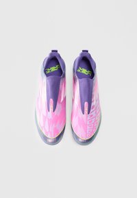 Lilla slip-on sko med en blank, pink mønstret overdel. Har et taktilt design og neongrønne accenter ved hælen og logoet.