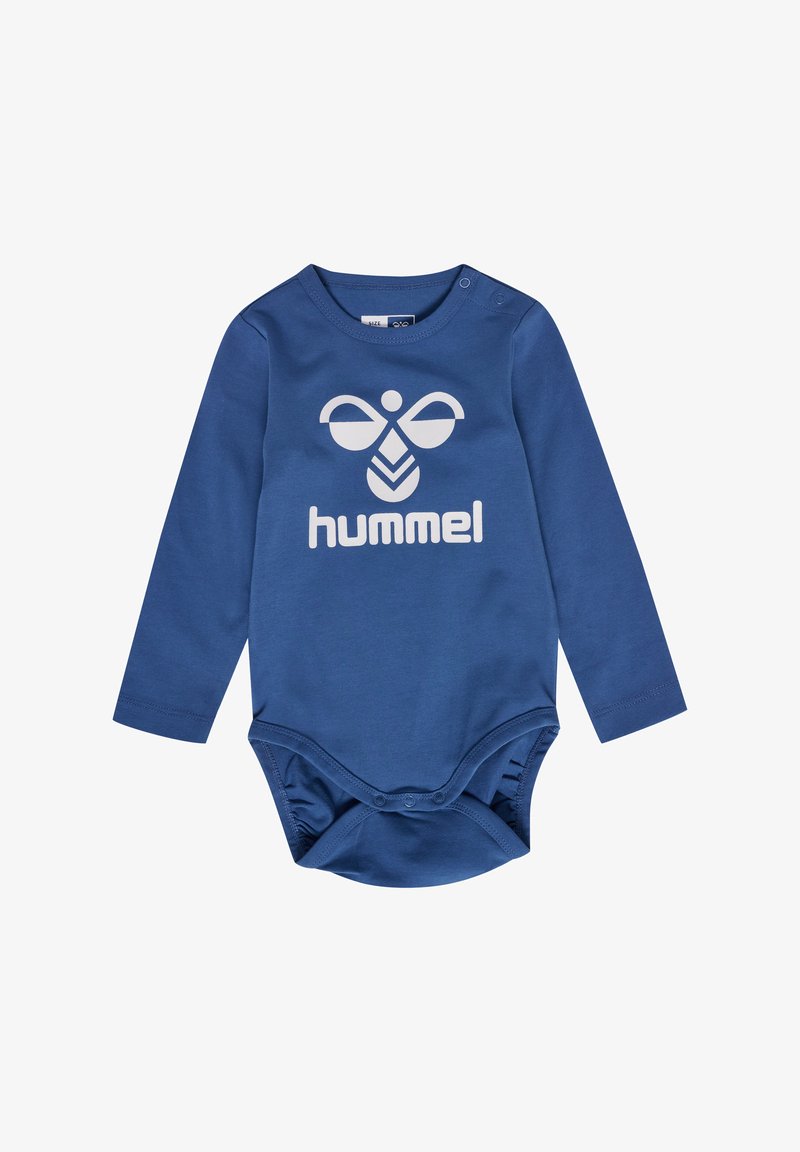 Blå långärmad body i mjukt tyg, med en stor vit logotyp "hummel" och en skalbaggedesign framtill, samt tryckknappar i botten.