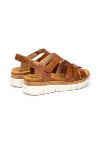 Sandalias de cuero marrón con una media suela de corcho, que presentan tiras anchas, un diseño de punta abierta y una suela de goma blanca.