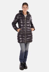 Giacca a vento nera con zip frontale, cappuccio e due tasche laterali. Presenta un materiale trapuntato, una finitura lucida e un design lungo fino al ginocchio.