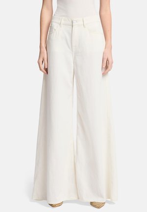 Pantalons blancs à jambes larges en tissu léger. Présente une taille haute, des poches avant et une texture lisse.