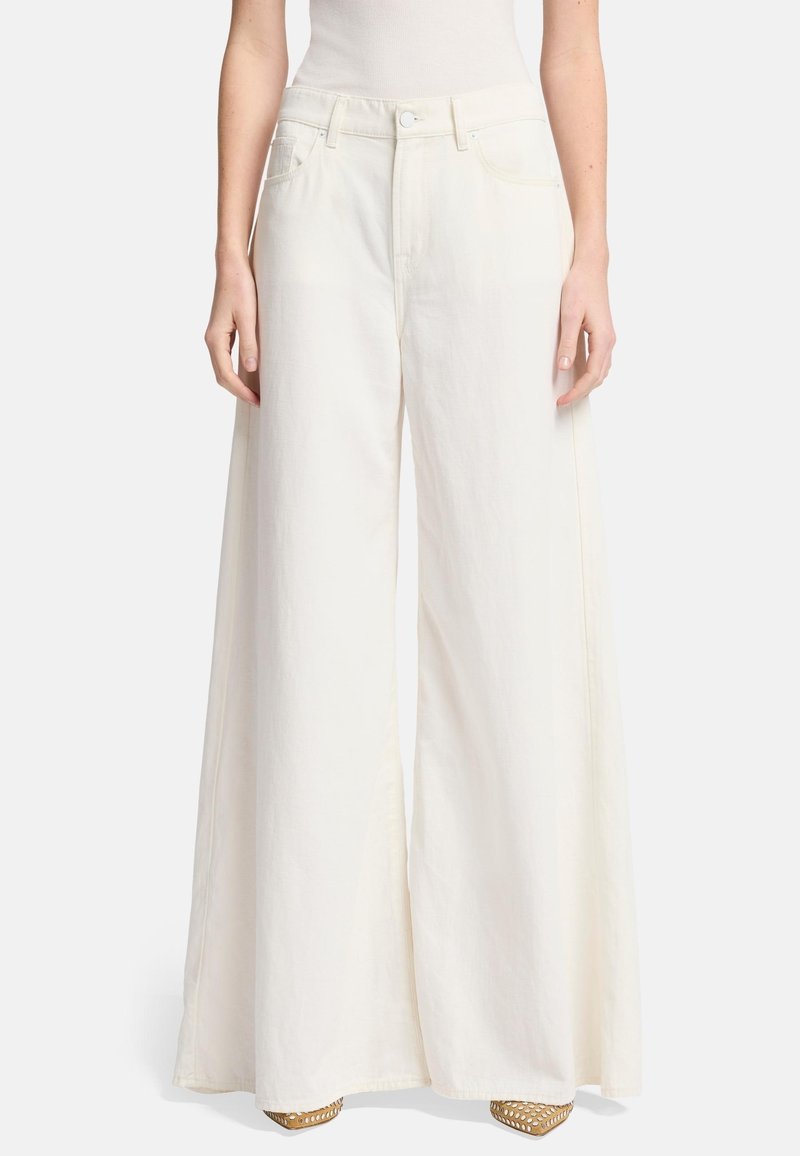 Witte wijde broek gemaakt van lichte stof. Heeft een hoge taille, voorzakken en een zachte textuur.