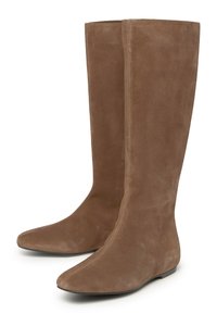 Botas altas hasta la rodilla de ante marrón con un diseño elegante, puntera puntiaguda y suela plana, con una textura suave y detalles de costura minimalistas.