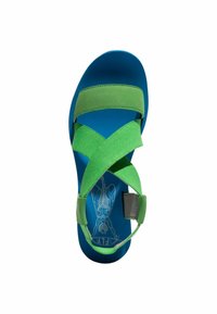 Sandalo verde con cinturini e suola blu. Presenta cinturini incrociati e una cinghia regolabile alla caviglia. Superficie testurizzata con un design grafico sulla suola.
