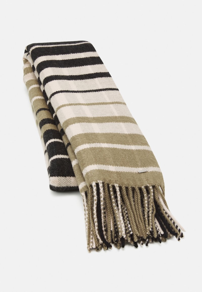 Écharpe en laine pliée avec des rayures horizontales vert olive, noir et blanc, et des extrémités à franges sur un fond blanc.