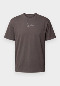 Dunkelbraunes kurzärmeliges Baumwoll-T-Shirt mit kleinem weißen Signatur-Logo, das vorne in der Nähe des Halsausschnitts zentriert ist.