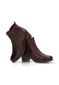 Botas de tobillo de cuero marrón con un diseño elegante, tacón bajo cuadrado y sutiles paneles elásticos laterales para facilitar el calzado. Textura suave, detalle mínimo.