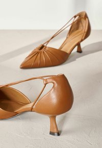 Next REGULAR FIT SIGNATURE POINT TOE TUBE STRAP KITTEN - Pumps - tan brown