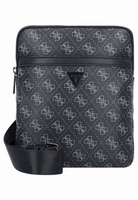 Schwarze synthetische Umhängetasche mit strukturierter Oberfläche, geprägtem Logomuster, Reißverschluss und verstellbarem Riemen. Verfügt über ein dreieckiges Logodetail.