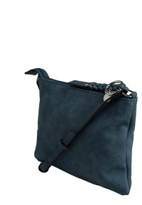 Modrá semišová crossbody taška s detaily propleteného popruhu, zipovým uzávěrem a nastavitelným páskem. Měkká textura a obdélníkový tvar.