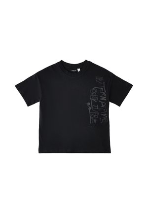 T-shirt nera a maniche corte con testo verticale grigio scuro "ALTERNATIVE CULTURE" sul lato destro davanti.