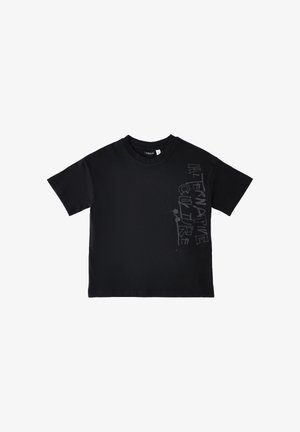 T-shirt nera a maniche corte con testo verticale grigio scuro "ALTERNATIVE CULTURE" sul lato destro davanti.