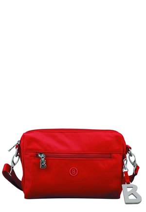 Rode rechthoekige crossbodytas met een ritsvak aan de voorkant, zilverkleurige ritstrekkers in de vorm van de letter B en een afneembare band met een grote witte B-bedel.